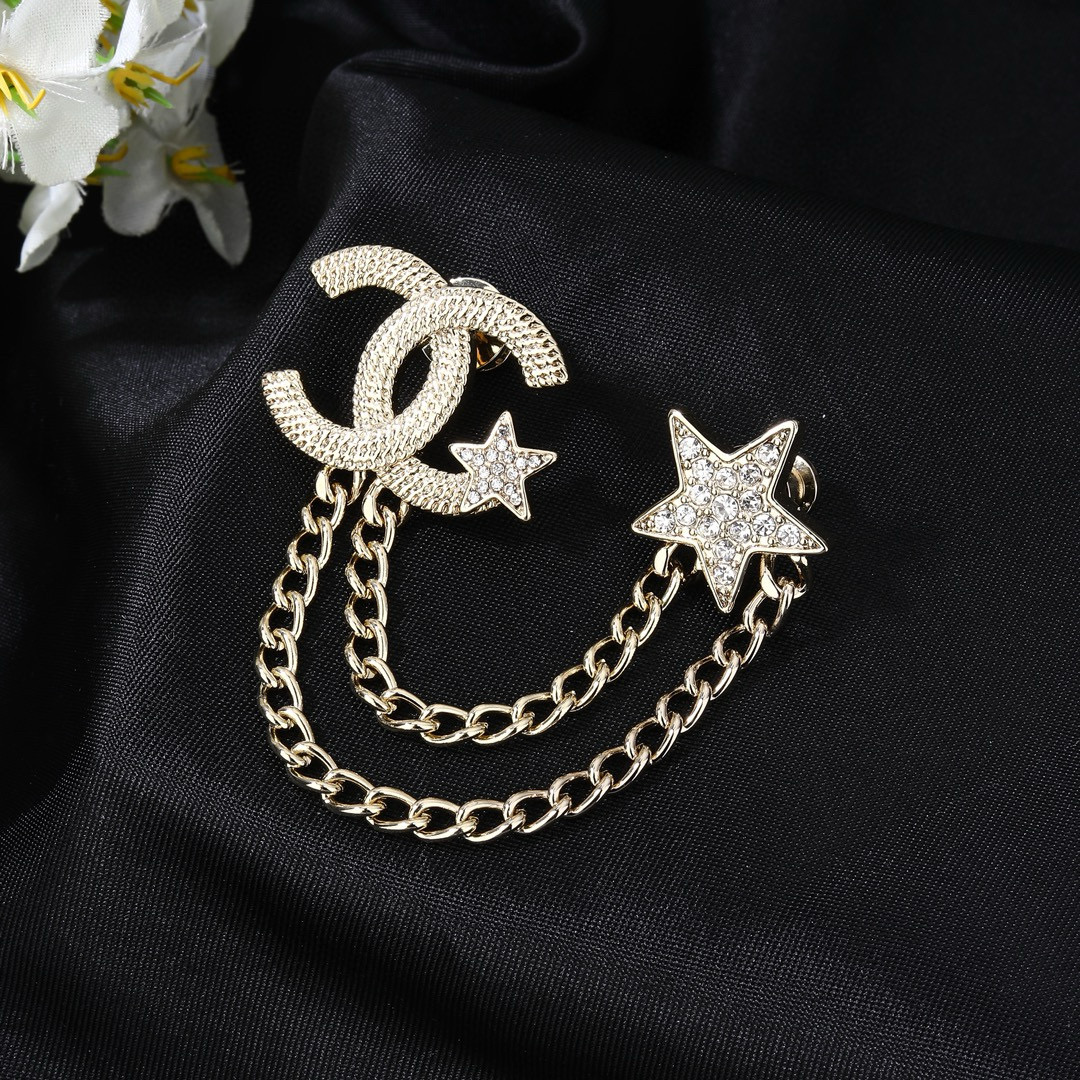 Chanel 小香Chanel新款胸针 每一个细节做工非常精细 这款设计非常美轮美奂 这款真的 美 仙 小姐姐