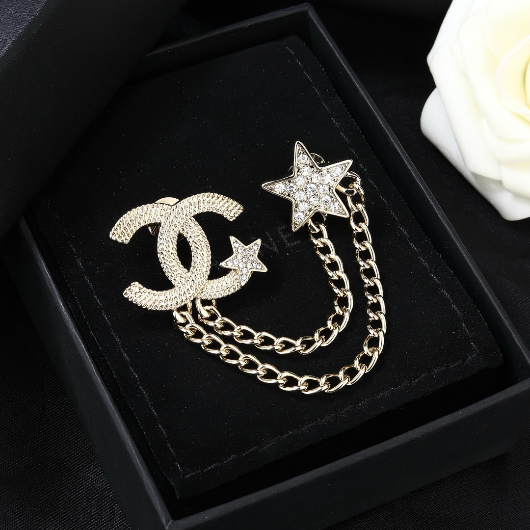 Chanel 小香Chanel新款胸针 每一个细节做工非常精细 这款设计非常美轮美奂 这款真的 美 仙 小姐姐