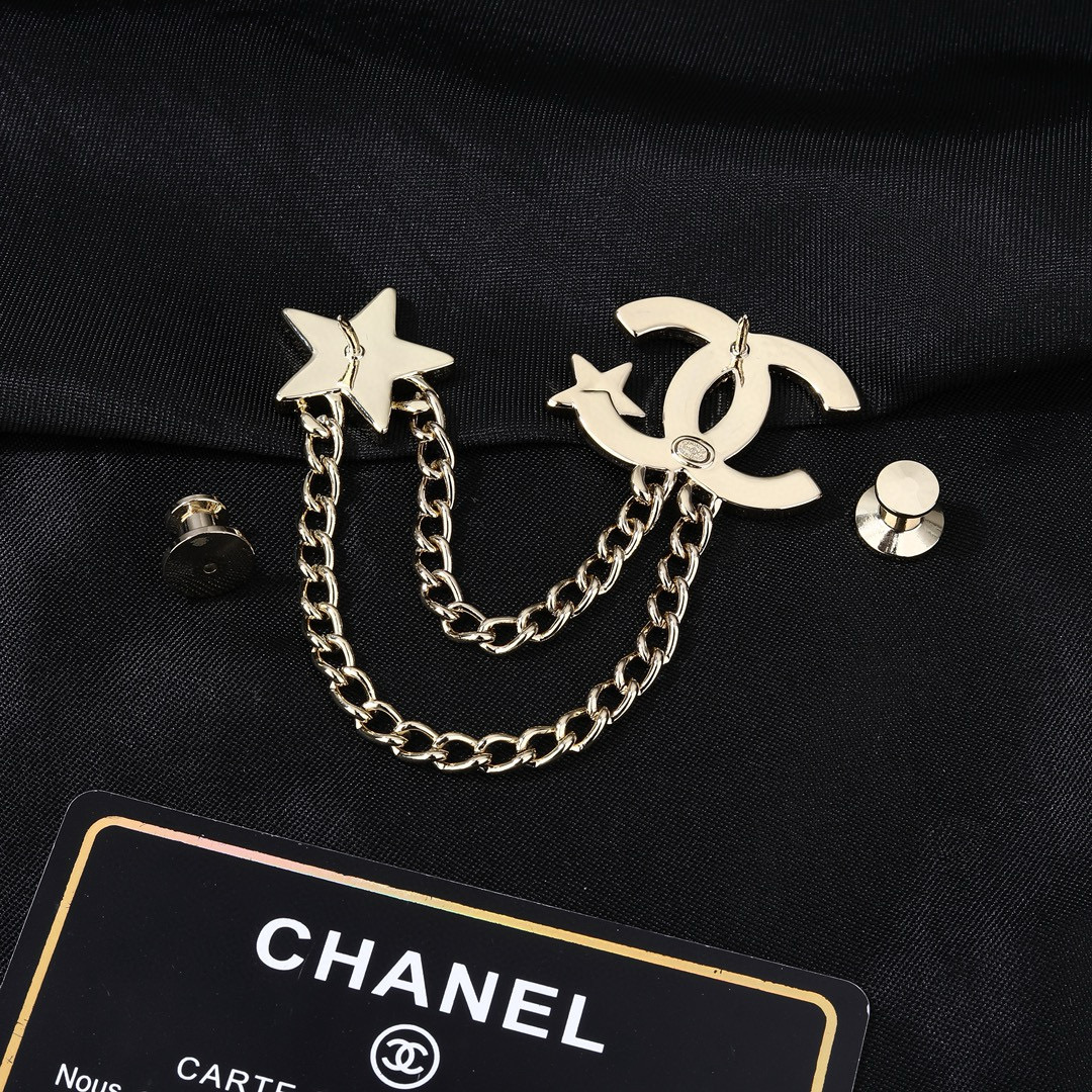 Chanel 小香Chanel新款胸针 每一个细节做工非常精细 这款设计非常美轮美奂 这款真的 美 仙 小姐姐