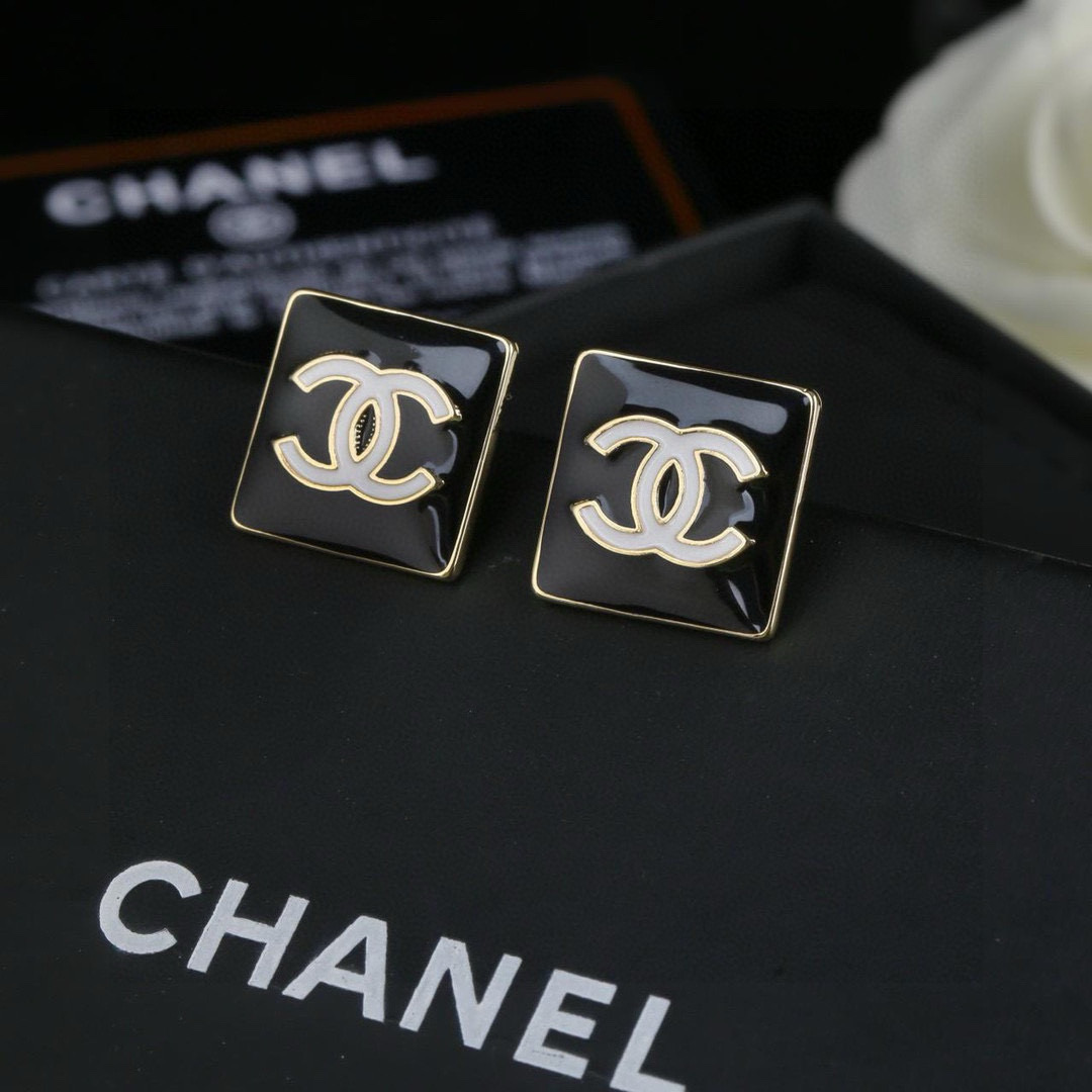 Chanel CHANEL 耳环 每一个细节做工非常精细 这款设计非常美轮美奂 这款真的 美 仙 小姐姐