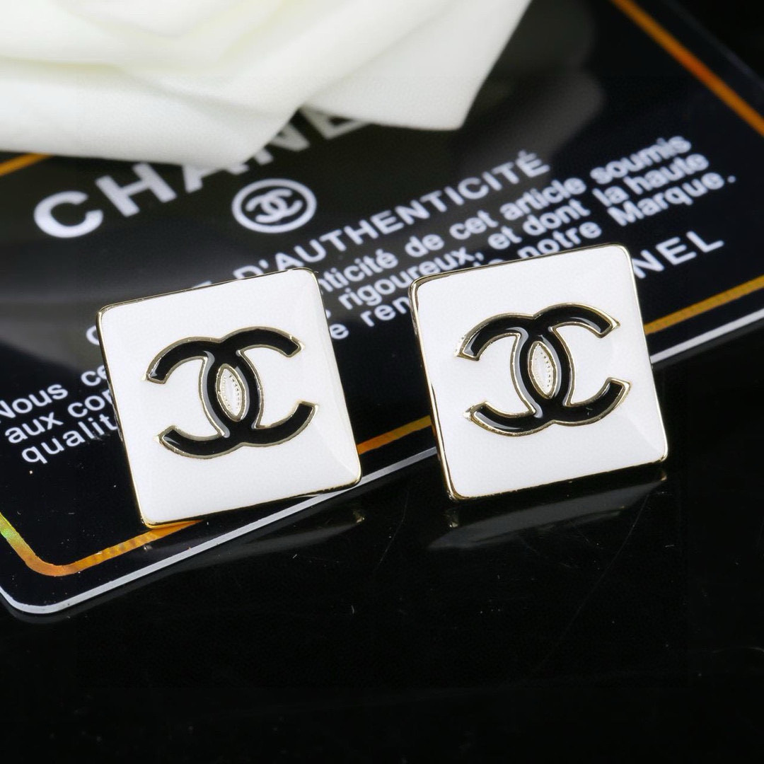 Chanel CHANEL 耳环 每一个细节做工非常精细 这款设计非常美轮美奂 这款真的 美 仙 小姐姐