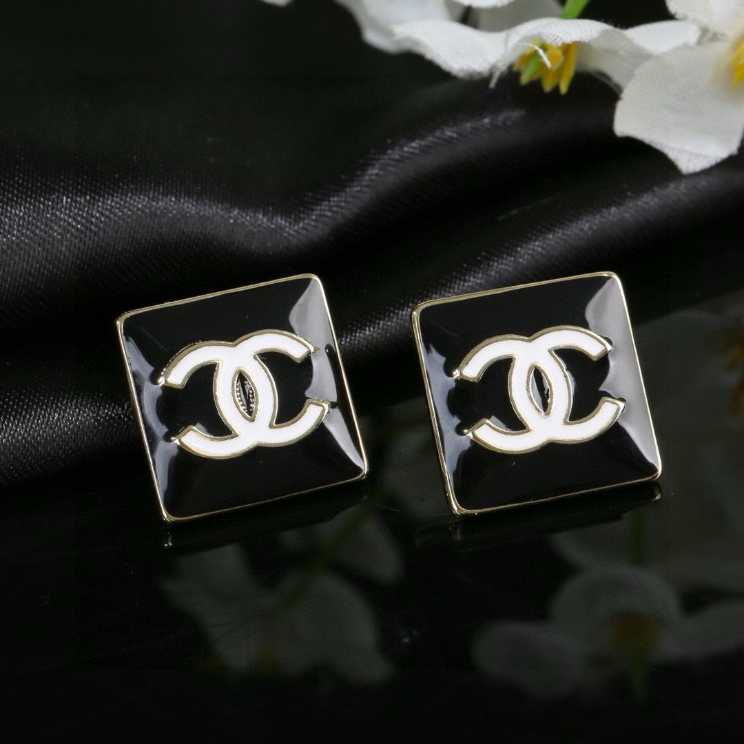 Chanel CHANEL 耳环 每一个细节做工非常精细 这款设计非常美轮美奂 这款真的 美 仙 小姐姐