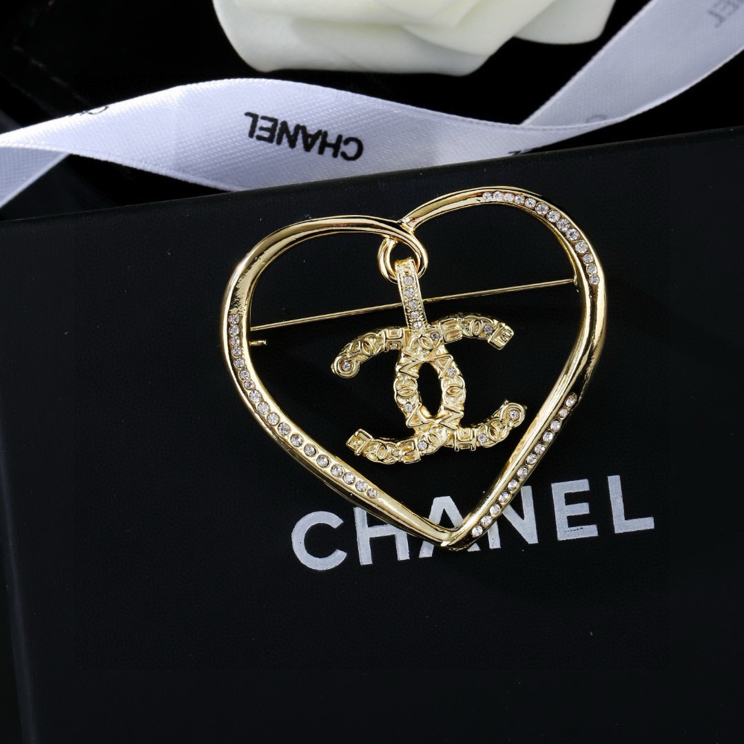 Chanel 小香Chanel 新款胸针 每一个细节做工非常精细 这款设计非常美轮美奂 这款真的 美 仙 小姐姐