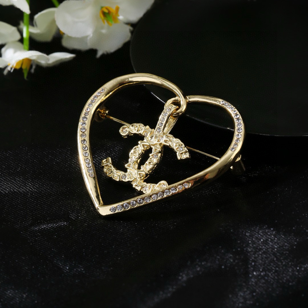 Chanel 小香Chanel 新款胸针 每一个细节做工非常精细 这款设计非常美轮美奂 这款真的 美 仙 小姐姐