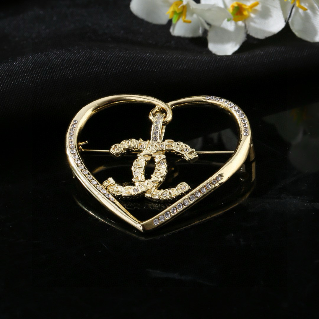 Chanel 小香Chanel 新款胸针 每一个细节做工非常精细 这款设计非常美轮美奂 这款真的 美 仙 小姐姐