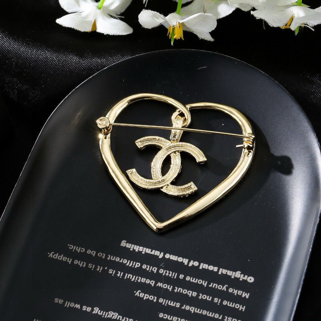 Chanel 小香Chanel 新款胸针 每一个细节做工非常精细 这款设计非常美轮美奂 这款真的 美 仙 小姐姐