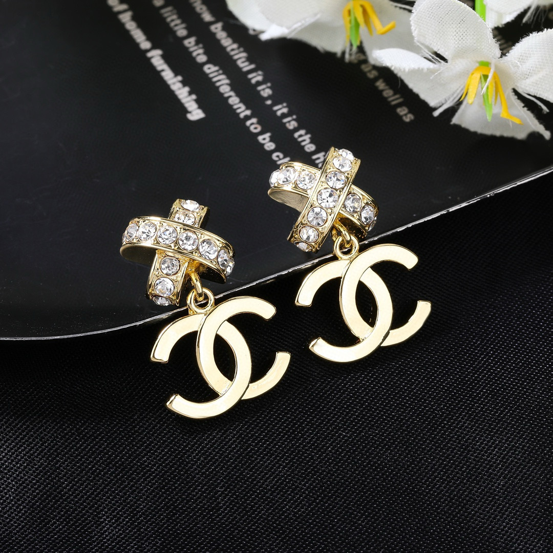 Chanel 小香Chanel新款耳环 每一个细节做工非常精细 这款设计非常美轮美奂 这款真的 美 仙 小姐姐