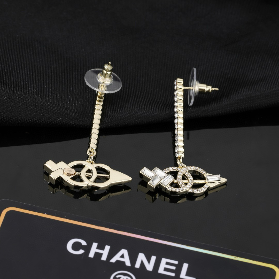 Chanel CHANEL 小香新款耳环 每一个细节做工非常精细 这款设计非常美轮美奂 这款真的 美 仙 小姐姐