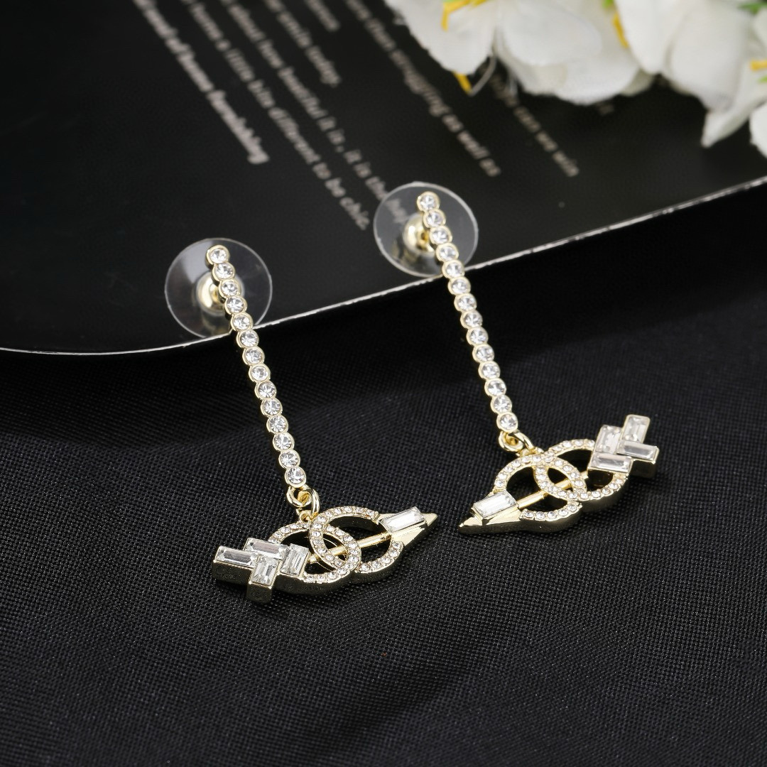 Chanel CHANEL 小香新款耳环 每一个细节做工非常精细 这款设计非常美轮美奂 这款真的 美 仙 小姐姐