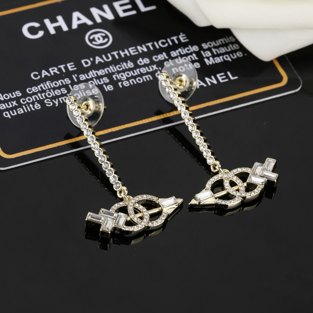 Chanel CHANEL 小香新款耳环 每一个细节做工非常精细 这款设计非常美轮美奂 这款真的 美 仙 小姐姐