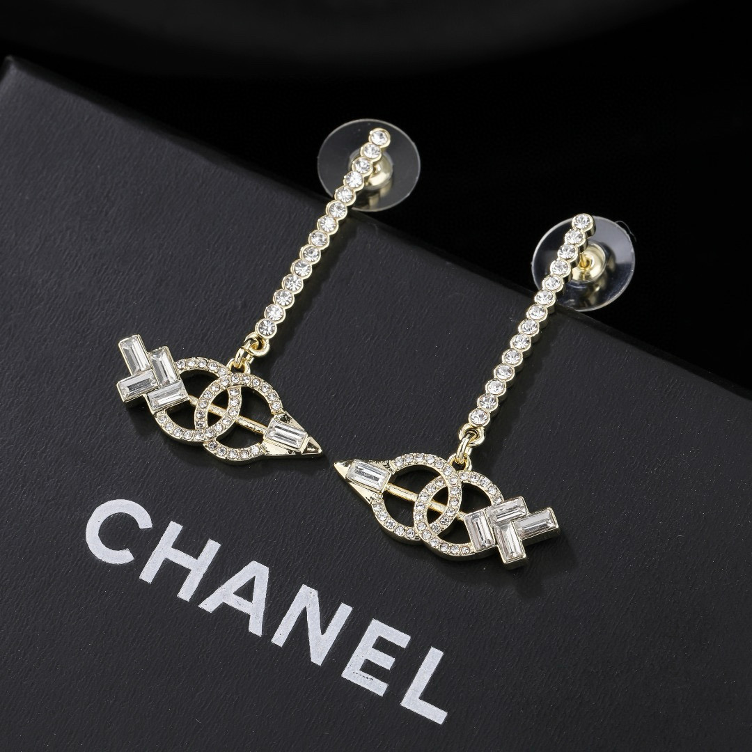 Chanel CHANEL 小香新款耳环 每一个细节做工非常精细 这款设计非常美轮美奂 这款真的 美 仙 小姐姐