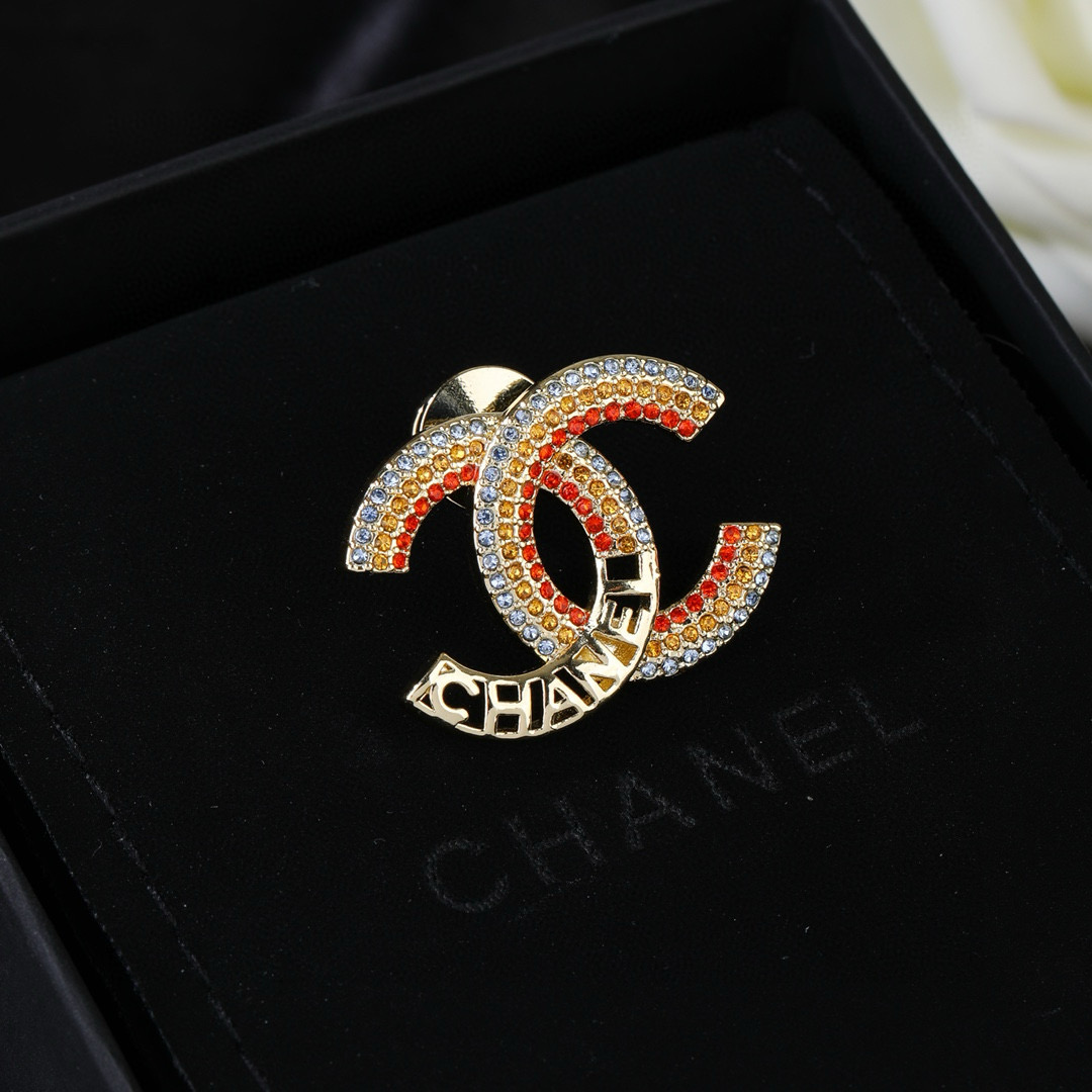 Chanel 香奈儿 Chanel新款彩虹 每一个细节做工非常精细 这款设计非常美轮美奂 这款真的 美 仙 小姐姐