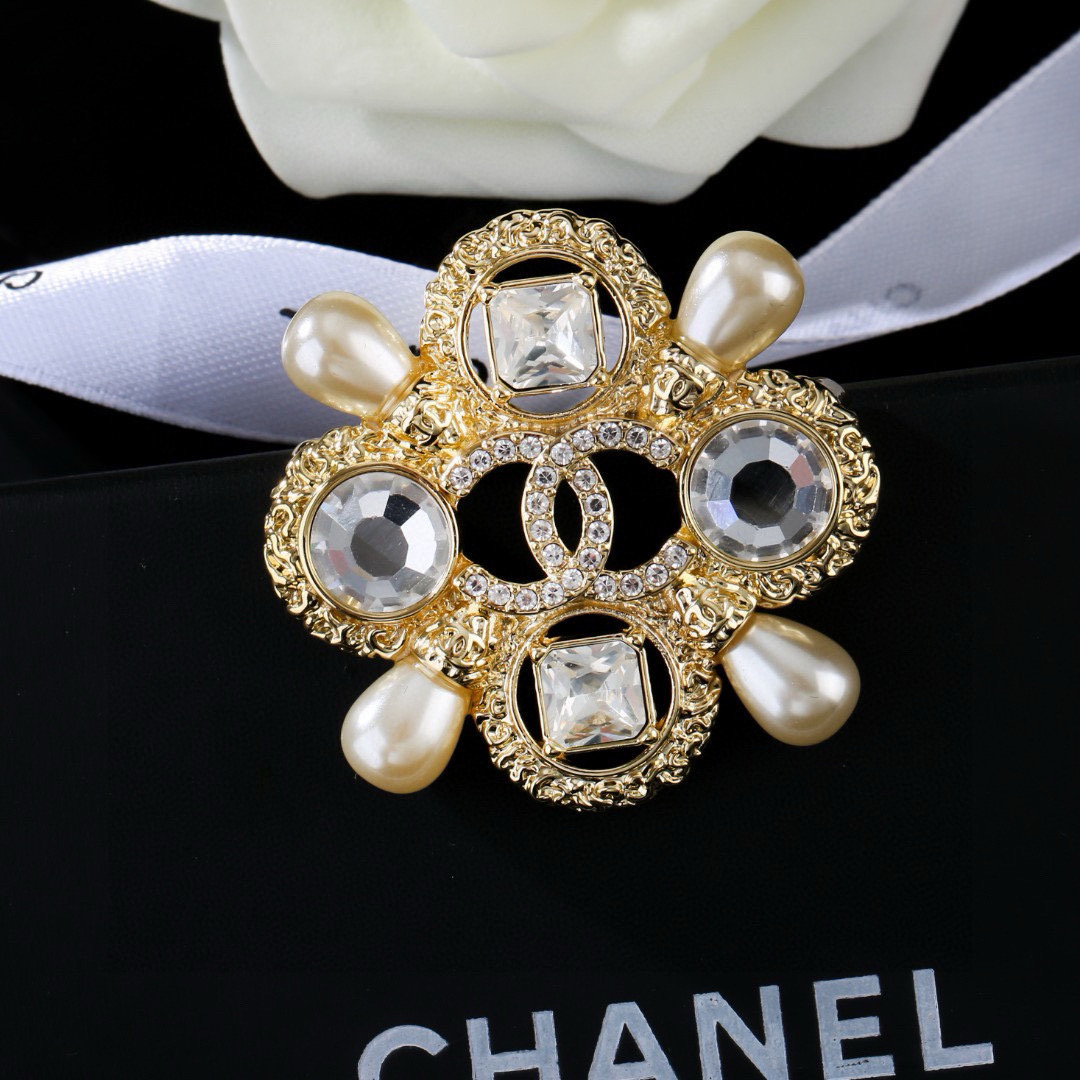 Chanel 小香Chanel 新款胸针 每一个细节做工非常精细 这款设计非常美轮美奂 这款真的 美 仙 小姐姐