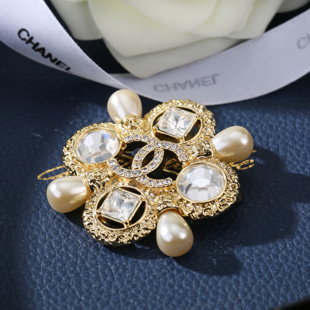Chanel 小香Chanel 新款胸针 每一个细节做工非常精细 这款设计非常美轮美奂 这款真的 美 仙 小姐姐
