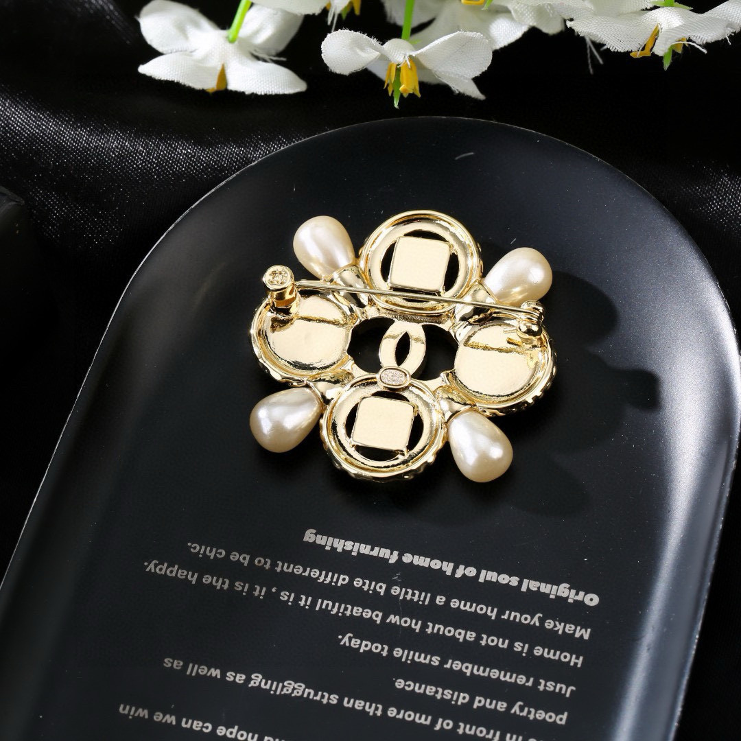 Chanel 小香Chanel 新款胸针 每一个细节做工非常精细 这款设计非常美轮美奂 这款真的 美 仙 小姐姐