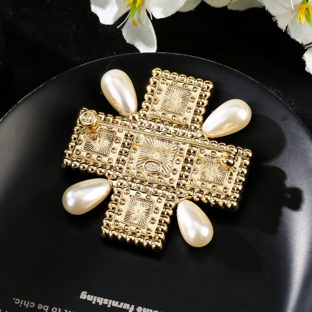 Chanel 小香Chanel新款珍珠胸针 每一个细节做工非常精细 这款设计非常美轮美奂 这款真的 美 仙 小姐姐