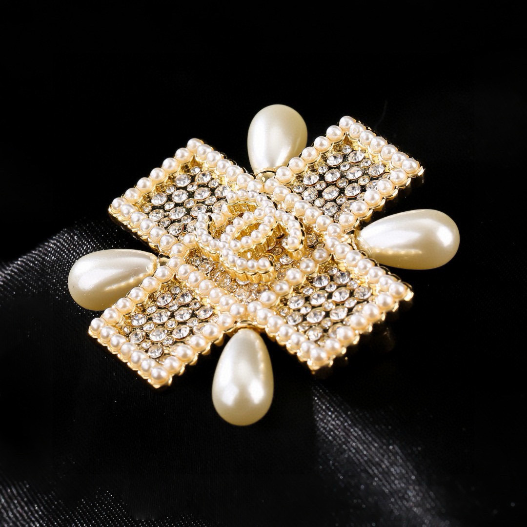 Chanel 小香Chanel新款珍珠胸针 每一个细节做工非常精细 这款设计非常美轮美奂 这款真的 美 仙 小姐姐