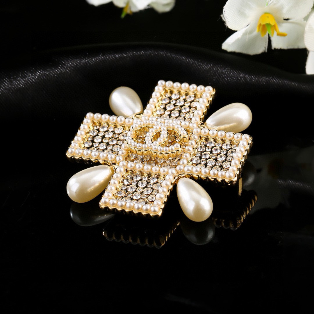 Chanel 小香Chanel新款珍珠胸针 每一个细节做工非常精细 这款设计非常美轮美奂 这款真的 美 仙 小姐姐