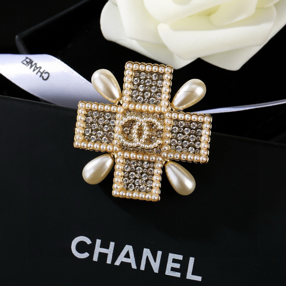 Chanel 小香Chanel新款珍珠胸针 每一个细节做工非常精细 这款设计非常美轮美奂 这款真的 美 仙 小姐姐