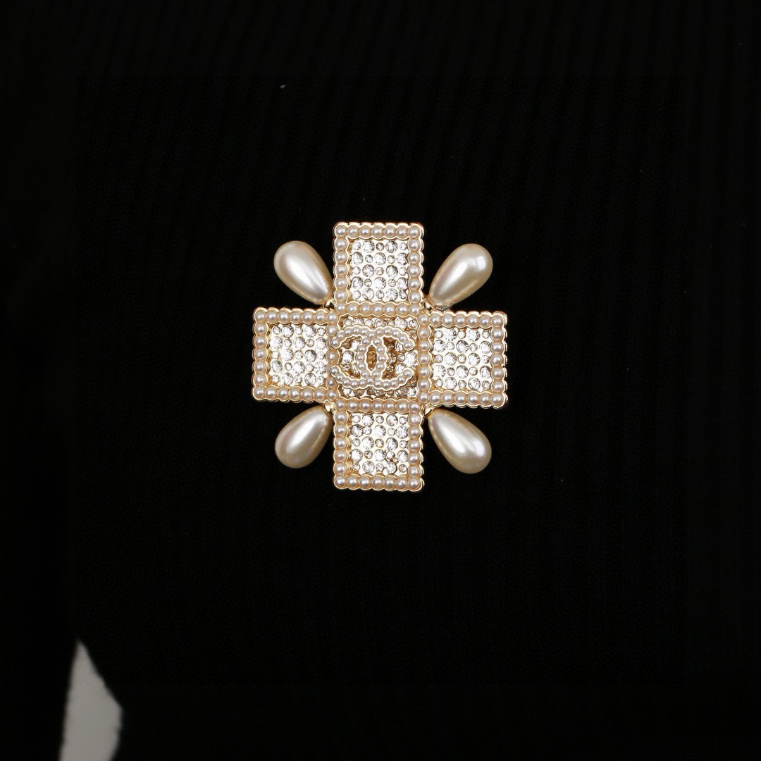 Chanel 小香Chanel新款珍珠胸针 每一个细节做工非常精细 这款设计非常美轮美奂 这款真的 美 仙 小姐姐