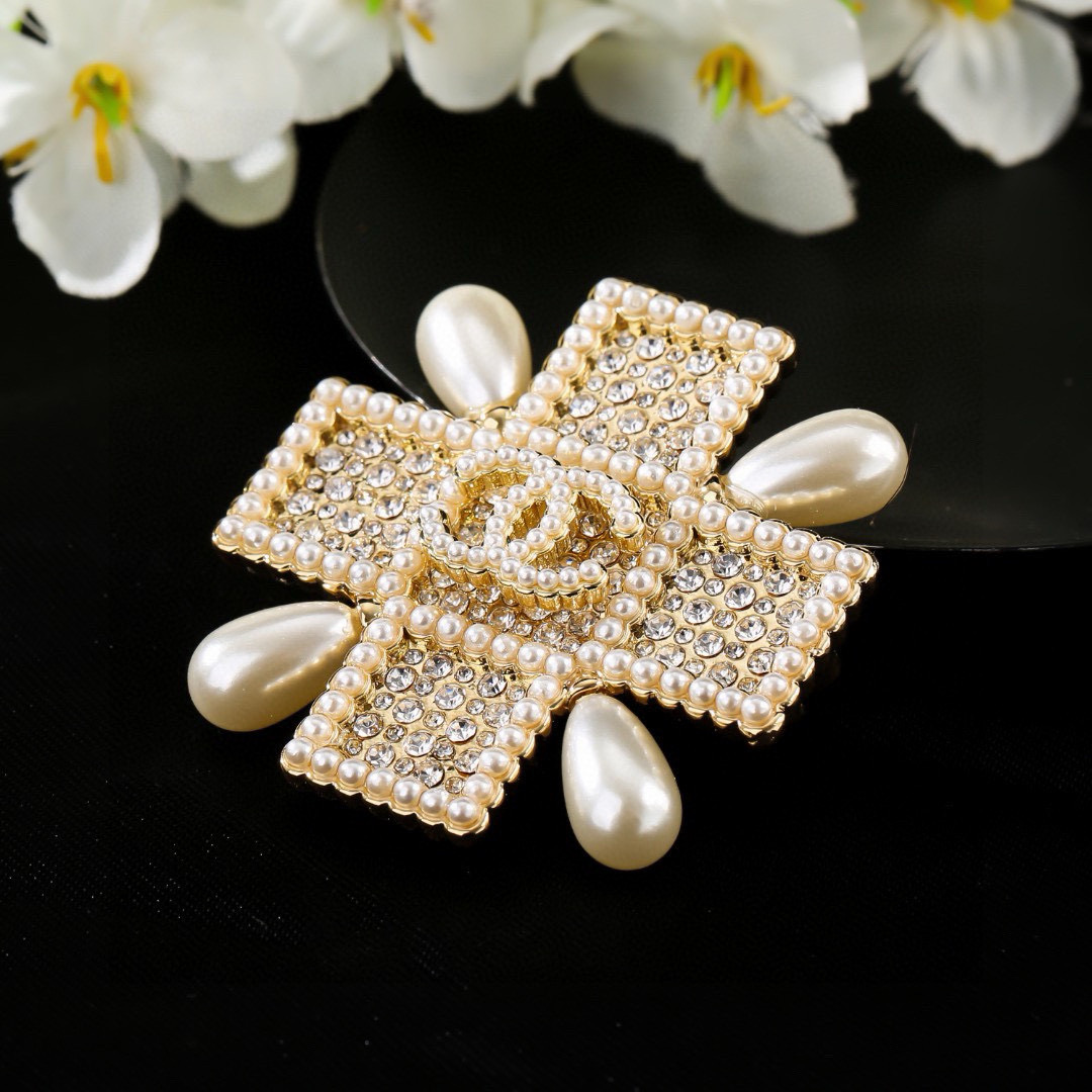 Chanel 小香Chanel新款珍珠胸针 每一个细节做工非常精细 这款设计非常美轮美奂 这款真的 美 仙 小姐姐