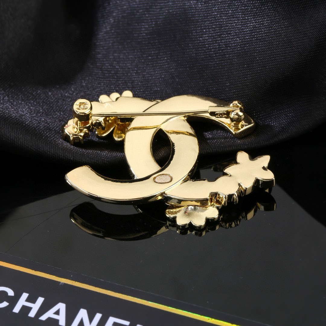 Chanel 小香Chanel新款满钻花瓣 每一个细节做工非常精细 这款设计非常美轮美奂 这款真的 美 仙 小姐姐