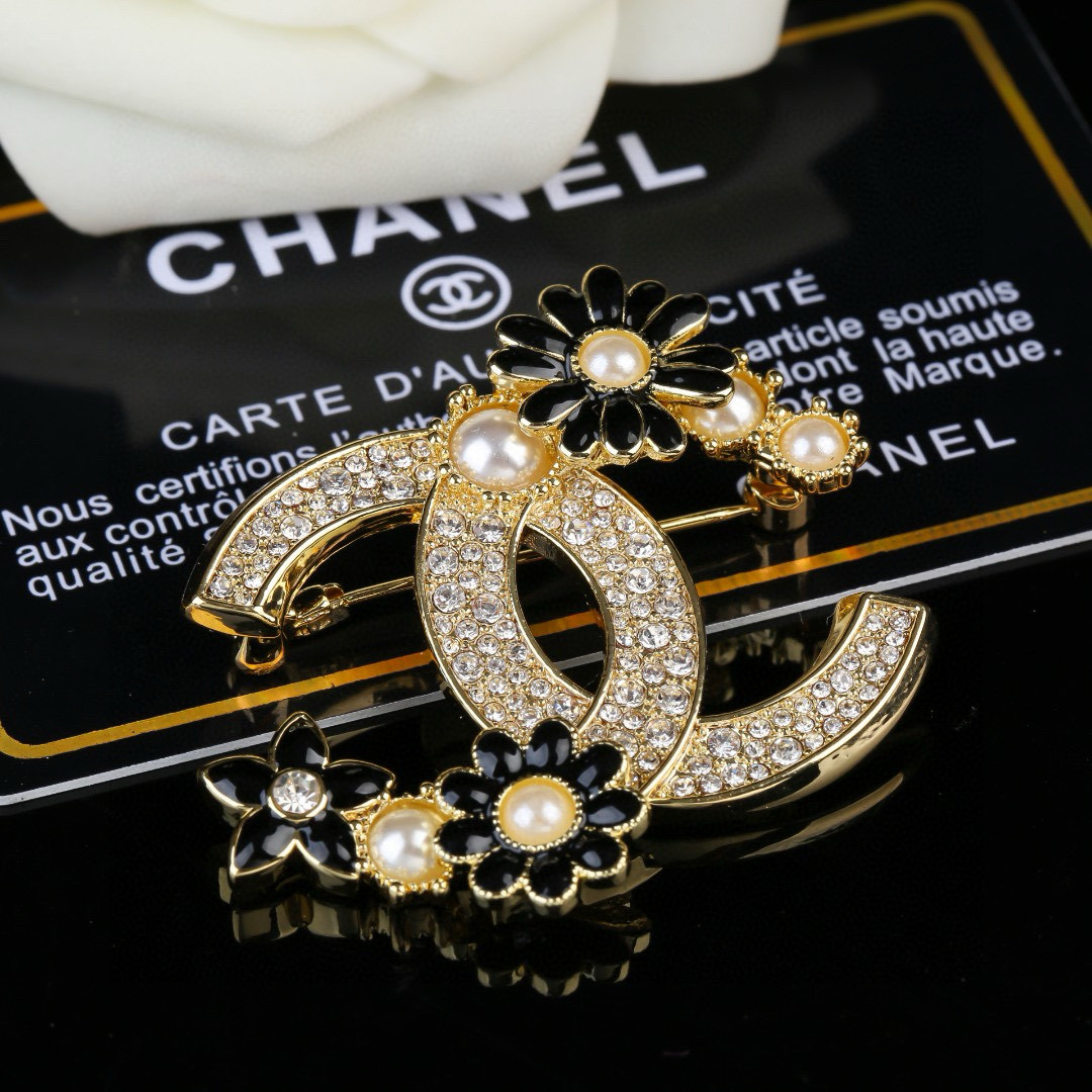 Chanel 小香Chanel新款满钻花瓣 每一个细节做工非常精细 这款设计非常美轮美奂 这款真的 美 仙 小姐姐