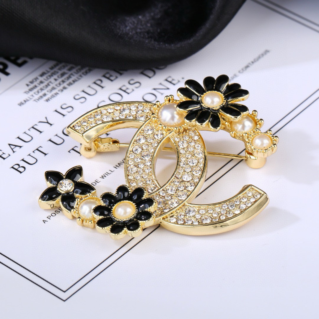 Chanel 小香Chanel新款满钻花瓣 每一个细节做工非常精细 这款设计非常美轮美奂 这款真的 美 仙 小姐姐