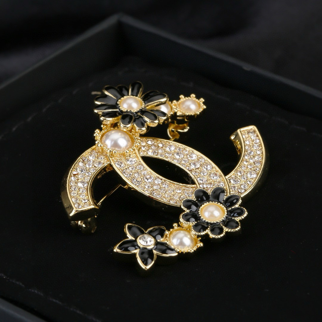 Chanel 小香Chanel新款满钻花瓣 每一个细节做工非常精细 这款设计非常美轮美奂 这款真的 美 仙 小姐姐