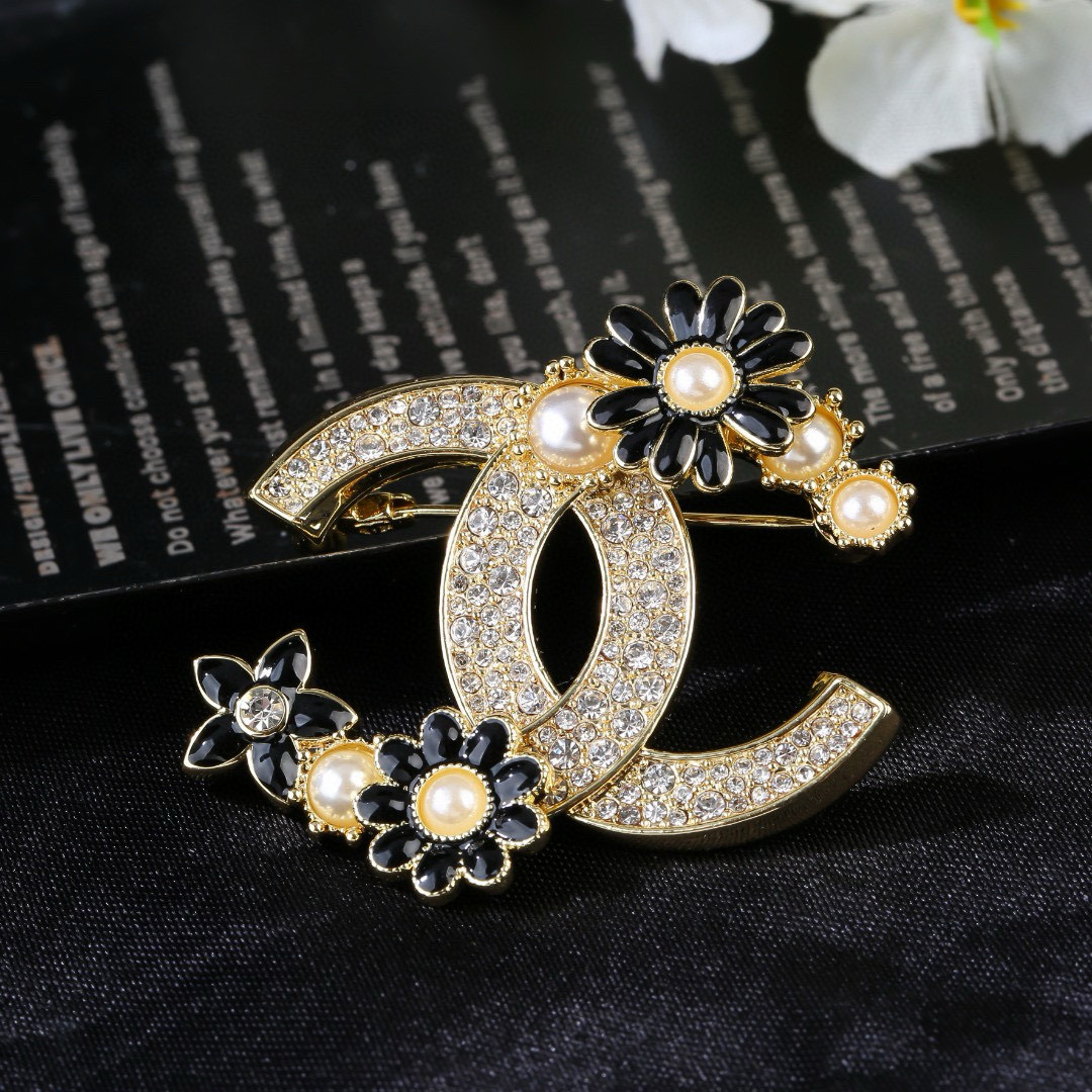 Chanel 小香Chanel新款满钻花瓣 每一个细节做工非常精细 这款设计非常美轮美奂 这款真的 美 仙 小姐姐