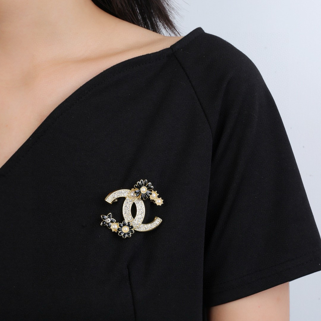Chanel 小香Chanel新款满钻花瓣 每一个细节做工非常精细 这款设计非常美轮美奂 这款真的 美 仙 小姐姐