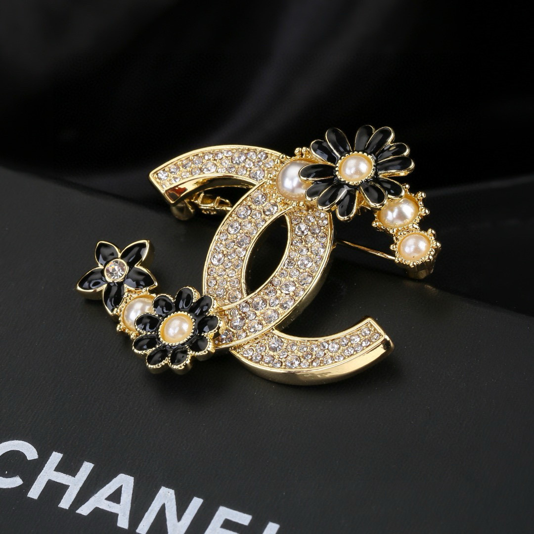 Chanel 小香Chanel新款满钻花瓣 每一个细节做工非常精细 这款设计非常美轮美奂 这款真的 美 仙 小姐姐