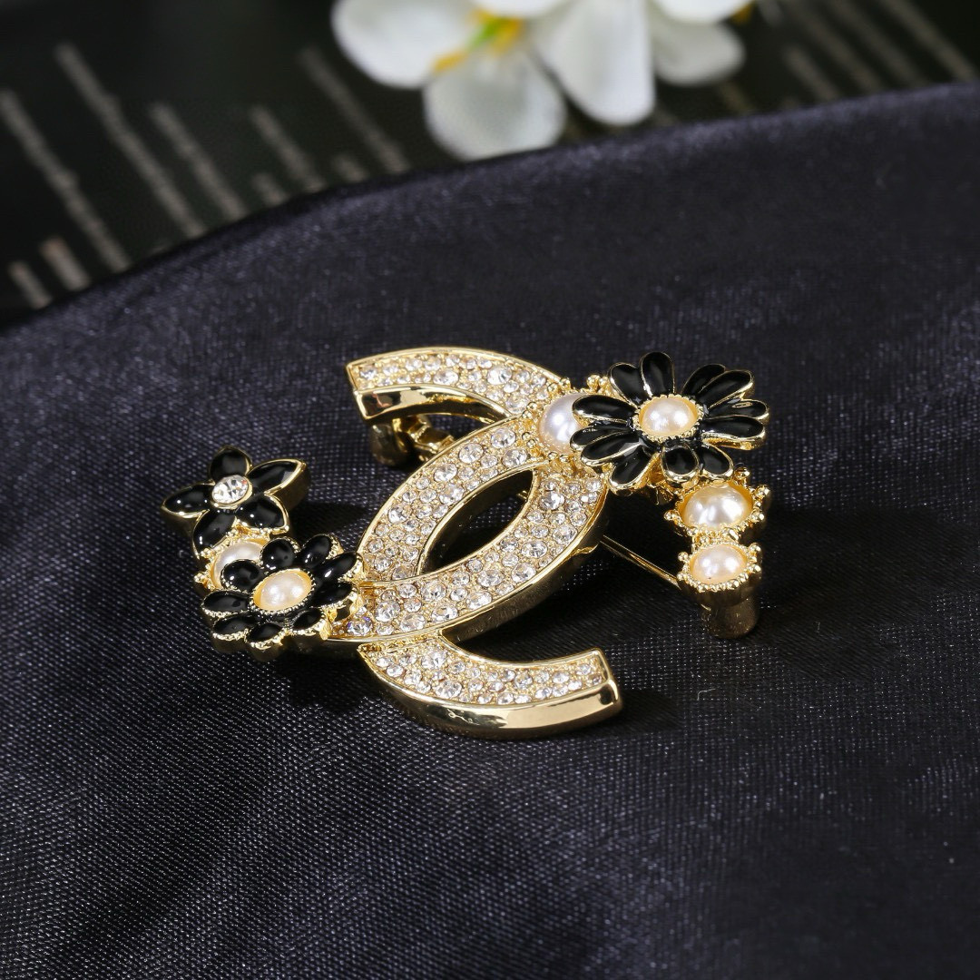 Chanel 小香Chanel新款满钻花瓣 每一个细节做工非常精细 这款设计非常美轮美奂 这款真的 美 仙 小姐姐