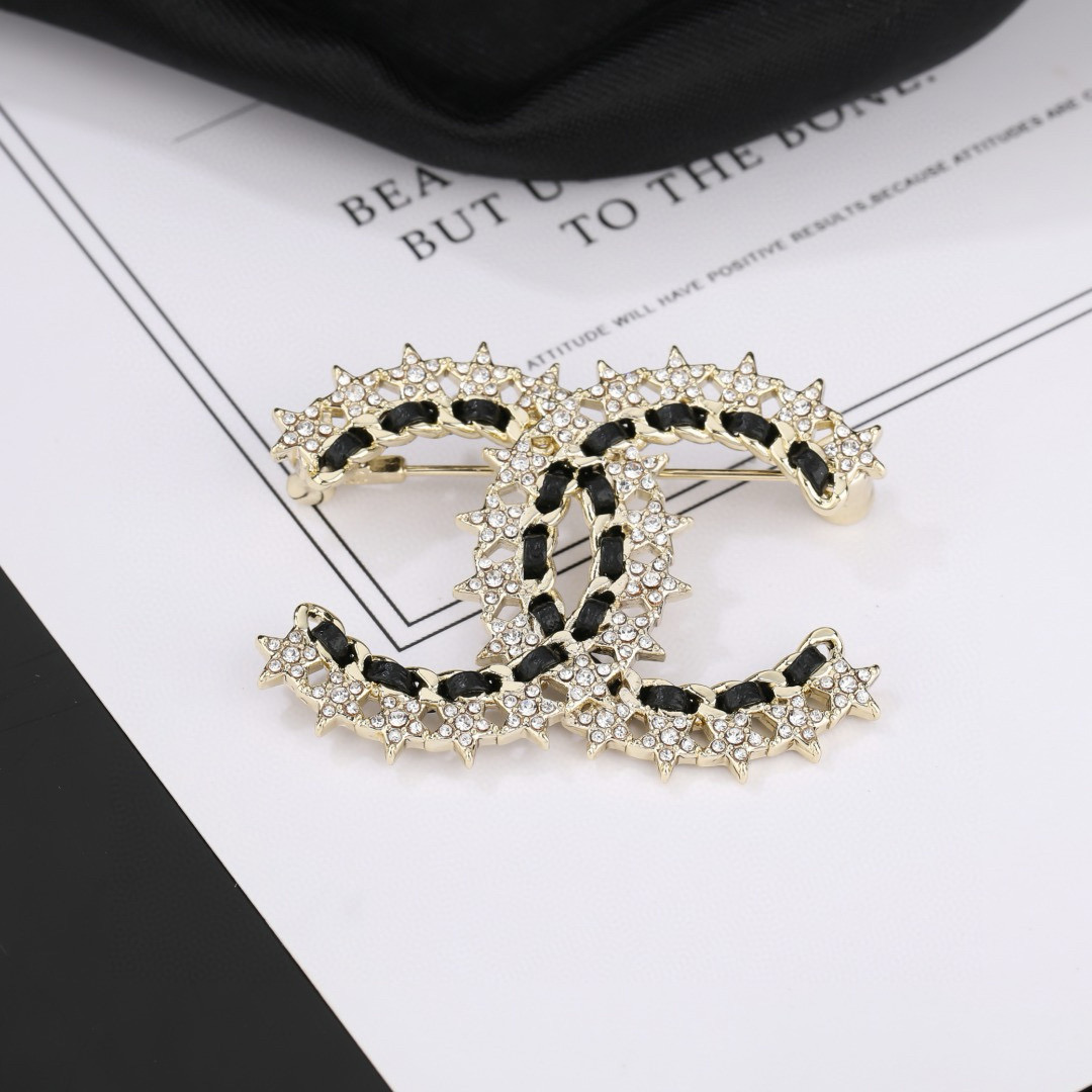 Chanel 小香Chanel新款双C胸针 每一个细节做工非常精细 这款设计非常美轮美奂 这款真的 美 仙 小姐姐