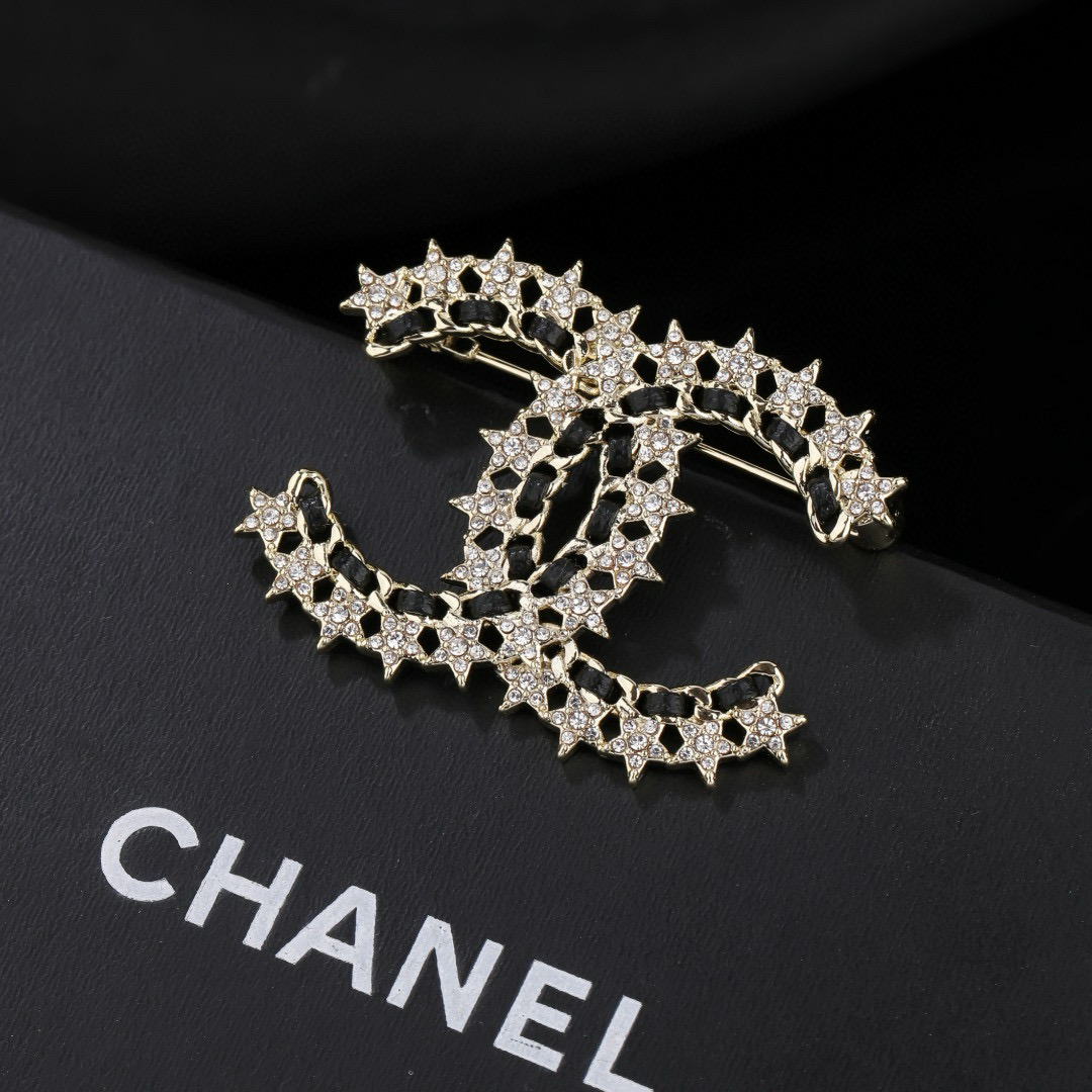 Chanel 小香Chanel新款双C胸针 每一个细节做工非常精细 这款设计非常美轮美奂 这款真的 美 仙 小姐姐