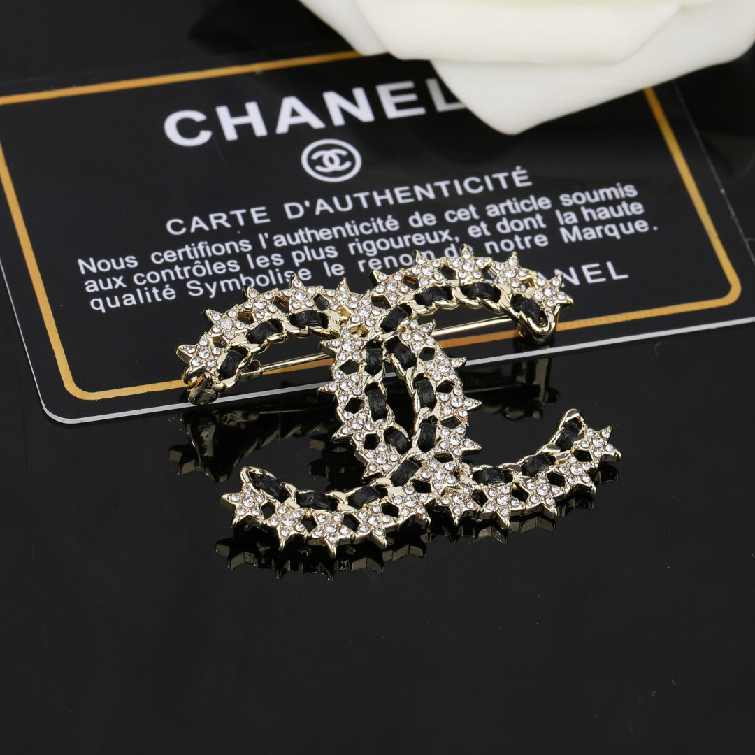 Chanel 小香Chanel新款双C胸针 每一个细节做工非常精细 这款设计非常美轮美奂 这款真的 美 仙 小姐姐