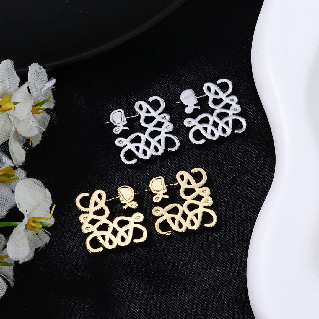 Nuevos pendientes LOEWE Loewe. Me enamoré de ellos en cuanto los vi. Pendientes colgantes tridimensionales de filigrana…