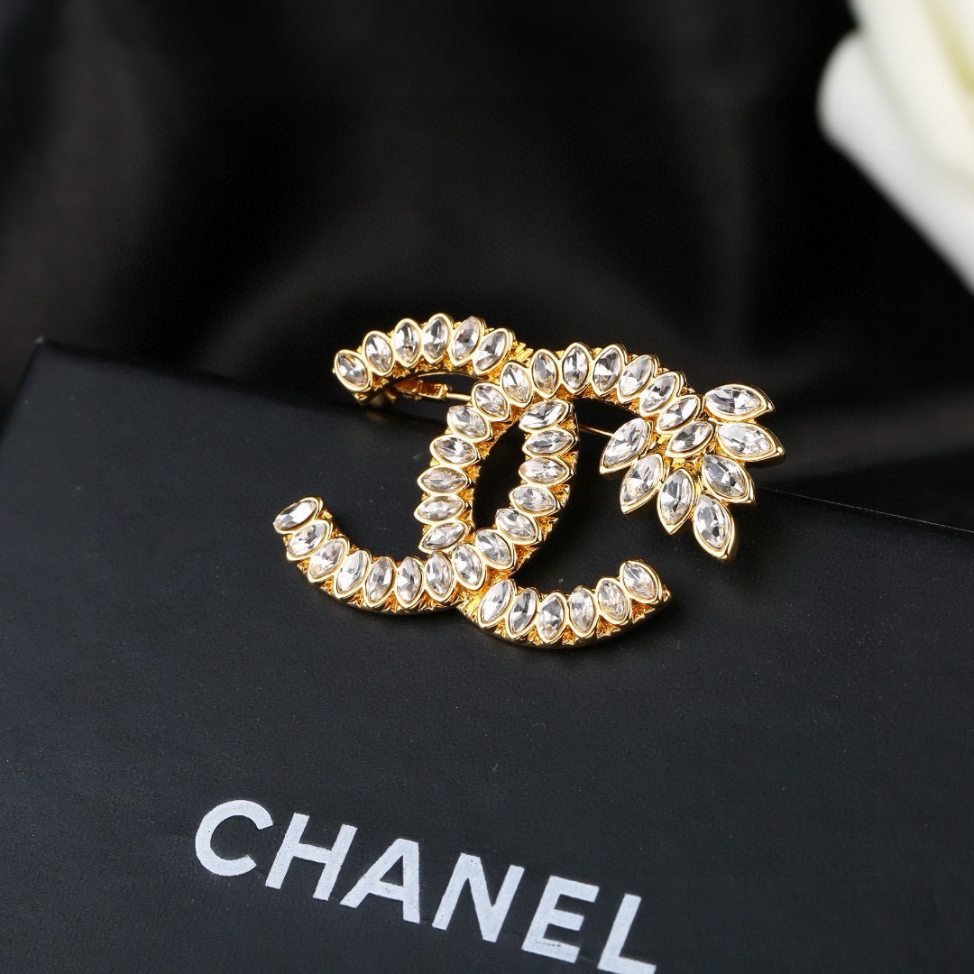 Chanel 小香 Chanel 秋冬系列 钻石 麦穗 双C胸针 别有心机设计的一款 完美 元素添加