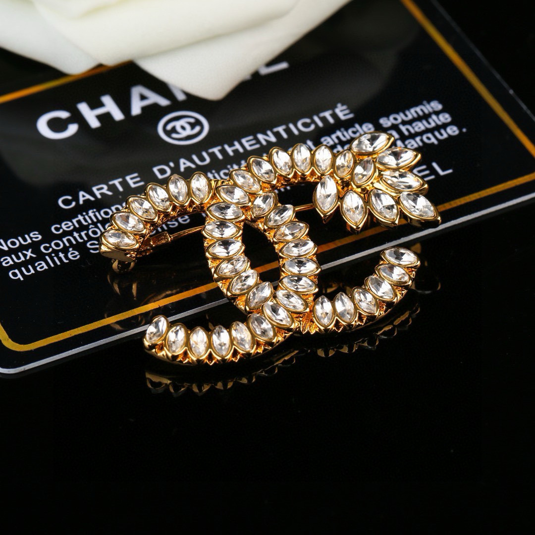 Chanel 小香 Chanel 秋冬系列 钻石 麦穗 双C胸针 别有心机设计的一款 完美 元素添加