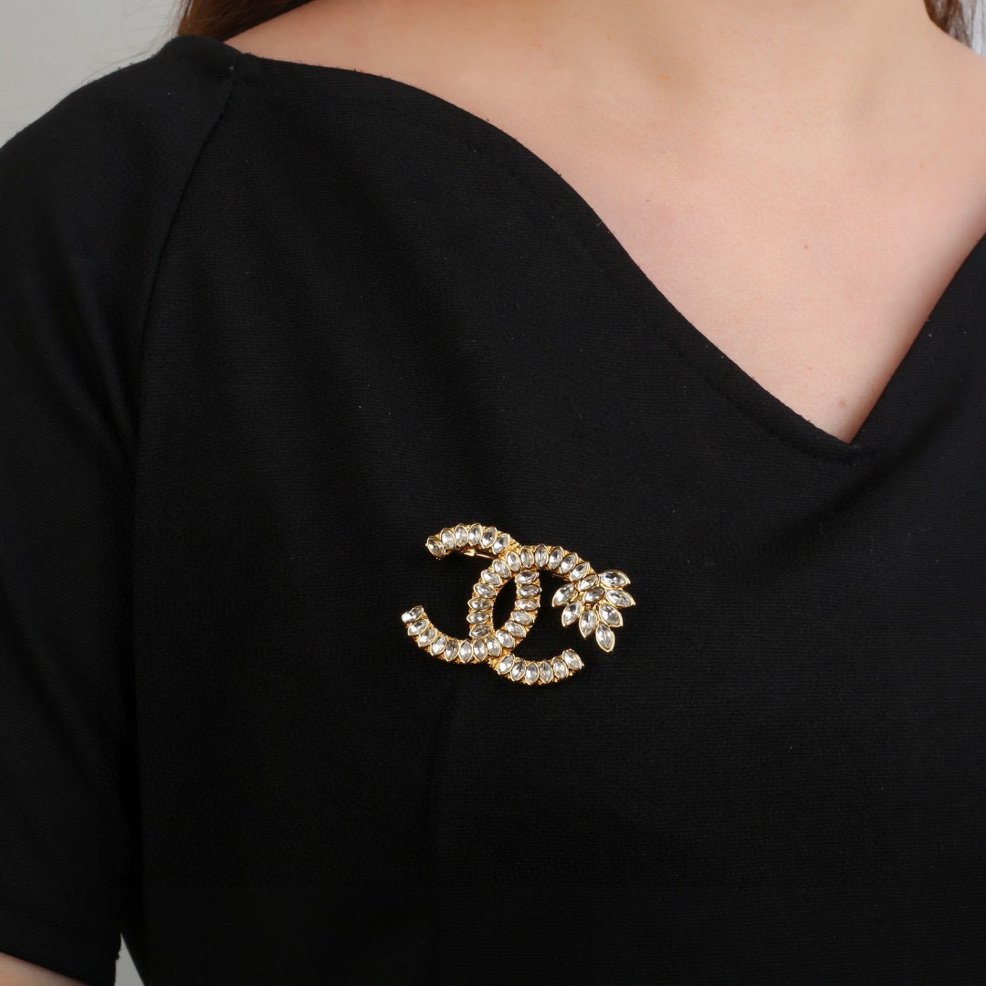 Chanel 小香 Chanel 秋冬系列 钻石 麦穗 双C胸针 别有心机设计的一款 完美 元素添加