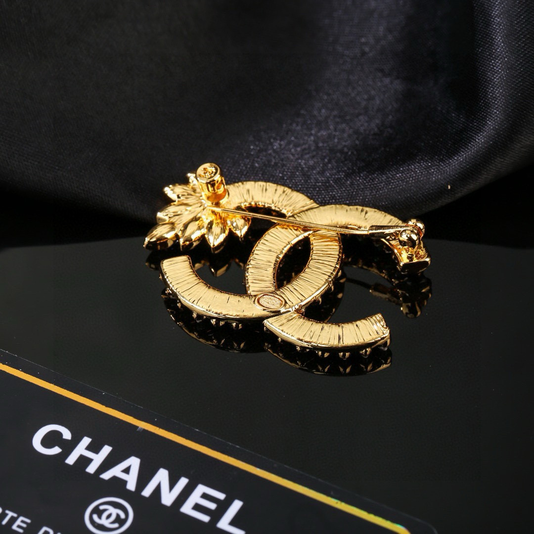 Chanel 小香 Chanel 秋冬系列 钻石 麦穗 双C胸针 别有心机设计的一款 完美 元素添加