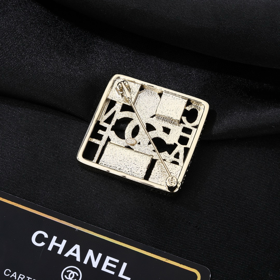 Chanel 小香Chanel新款彩色胸针 每一个细节做工非常精细 这款设计非常美轮美奂 这款真的 美 仙 小姐姐