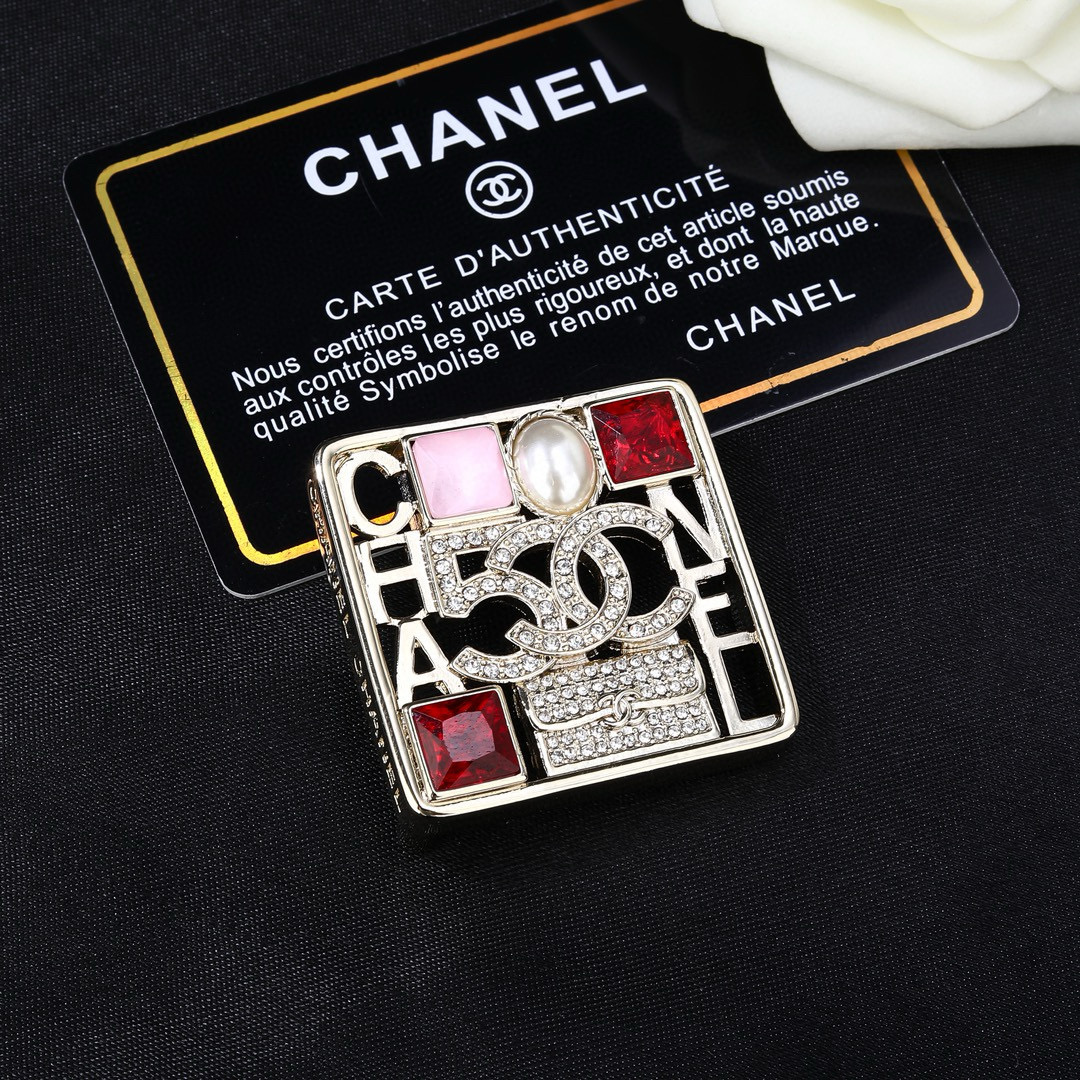 Chanel 小香Chanel新款彩色胸针 每一个细节做工非常精细 这款设计非常美轮美奂 这款真的 美 仙 小姐姐