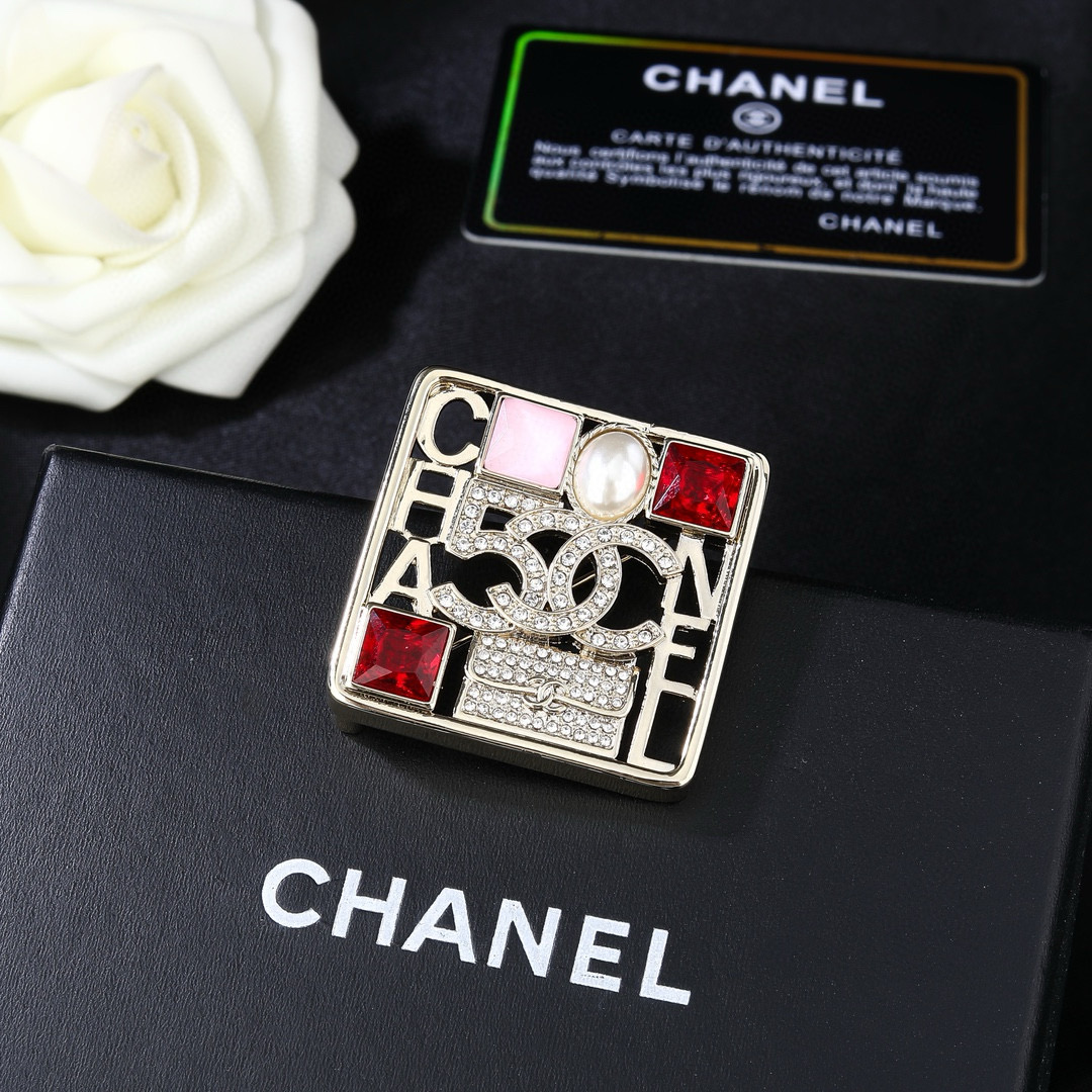 Chanel 小香Chanel新款彩色胸针 每一个细节做工非常精细 这款设计非常美轮美奂 这款真的 美 仙 小姐姐