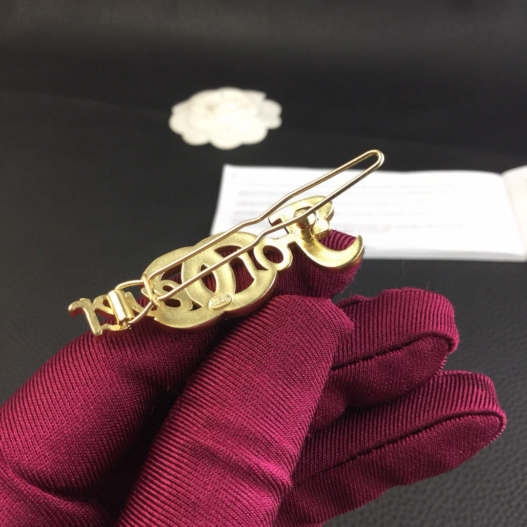Chanel 小香发夹 CHANEL字母发夹这款闪亮金色调的金属胸针散发耀眼风范