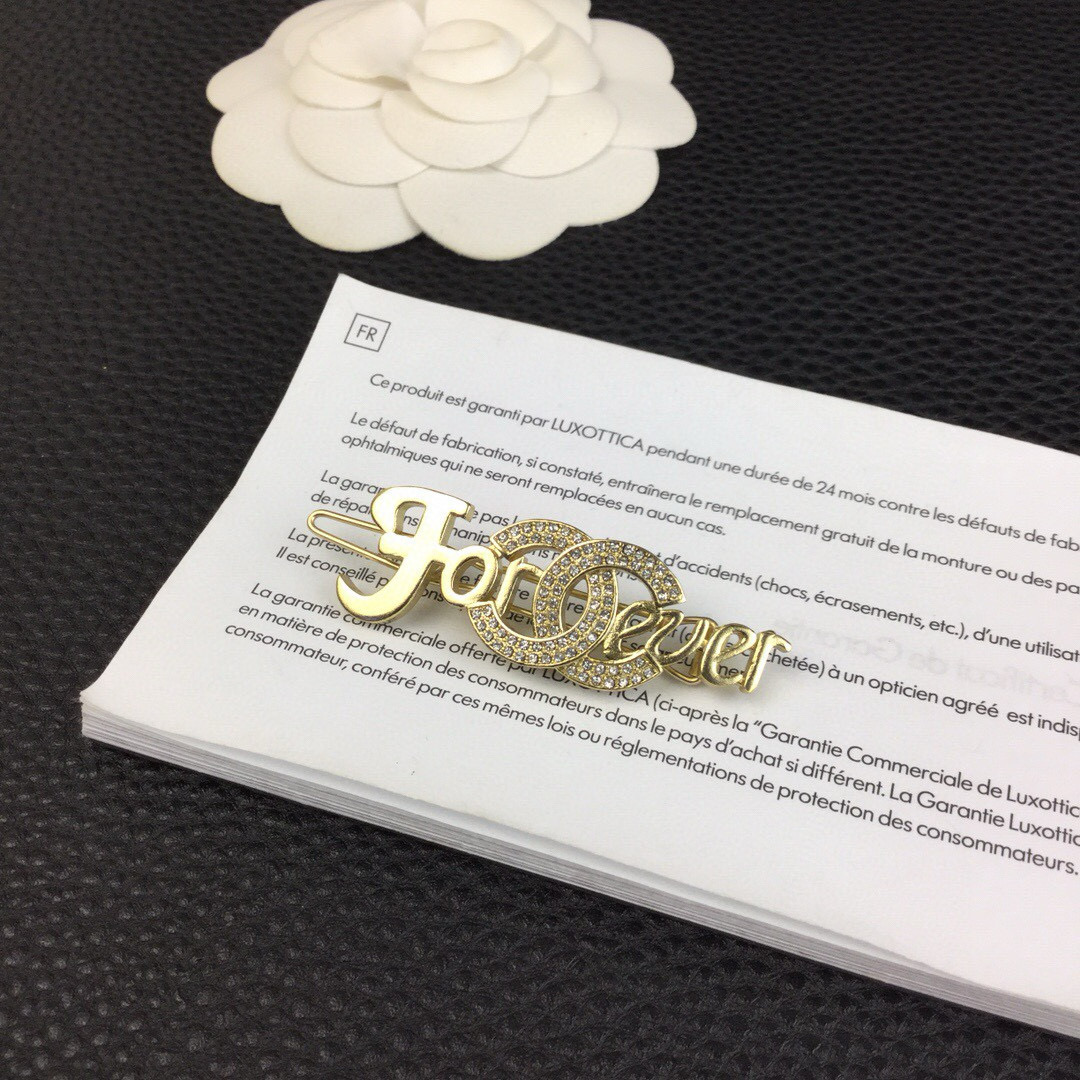 Chanel 小香发夹 CHANEL字母发夹这款闪亮金色调的金属胸针散发耀眼风范