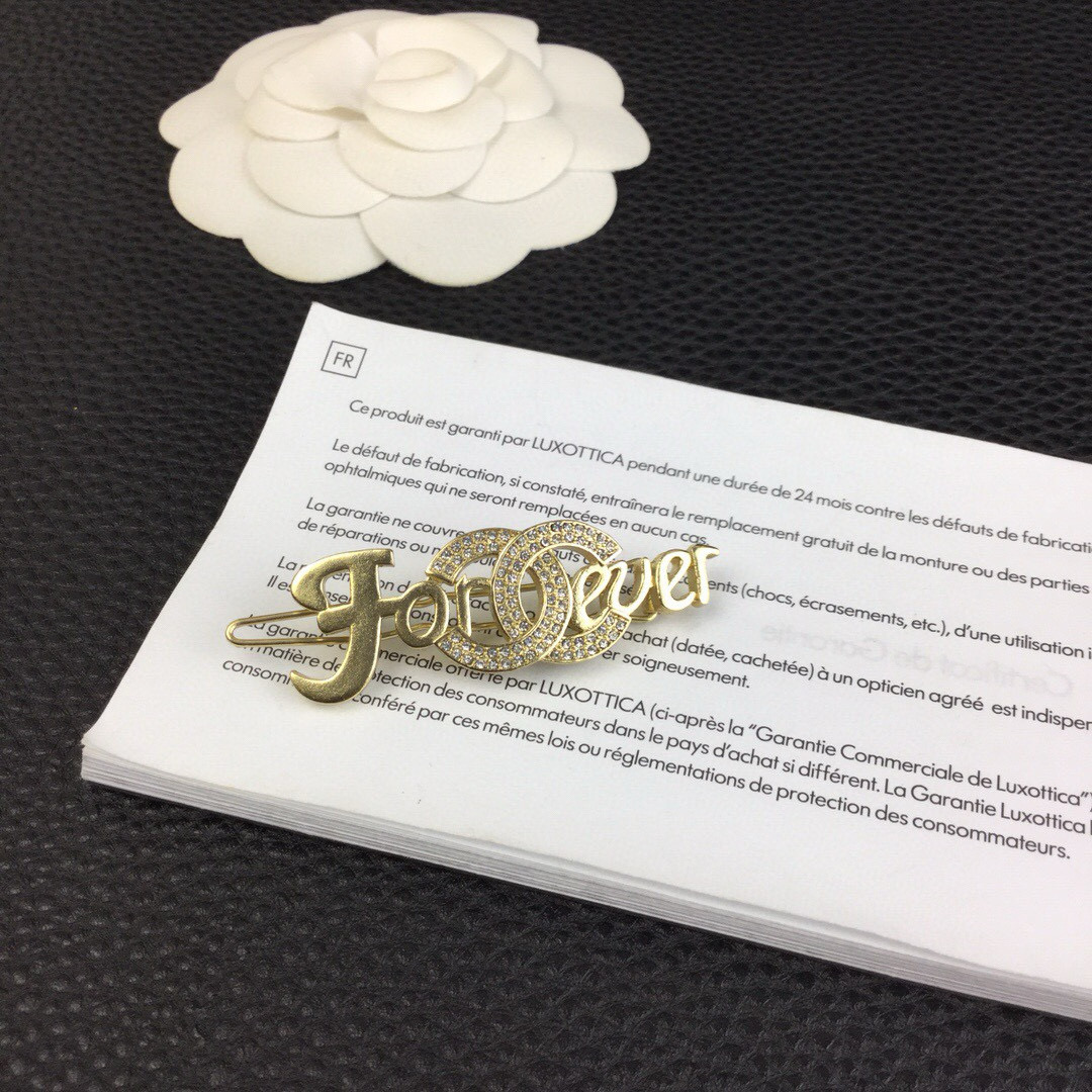 Chanel 小香发夹 CHANEL字母发夹这款闪亮金色调的金属胸针散发耀眼风范