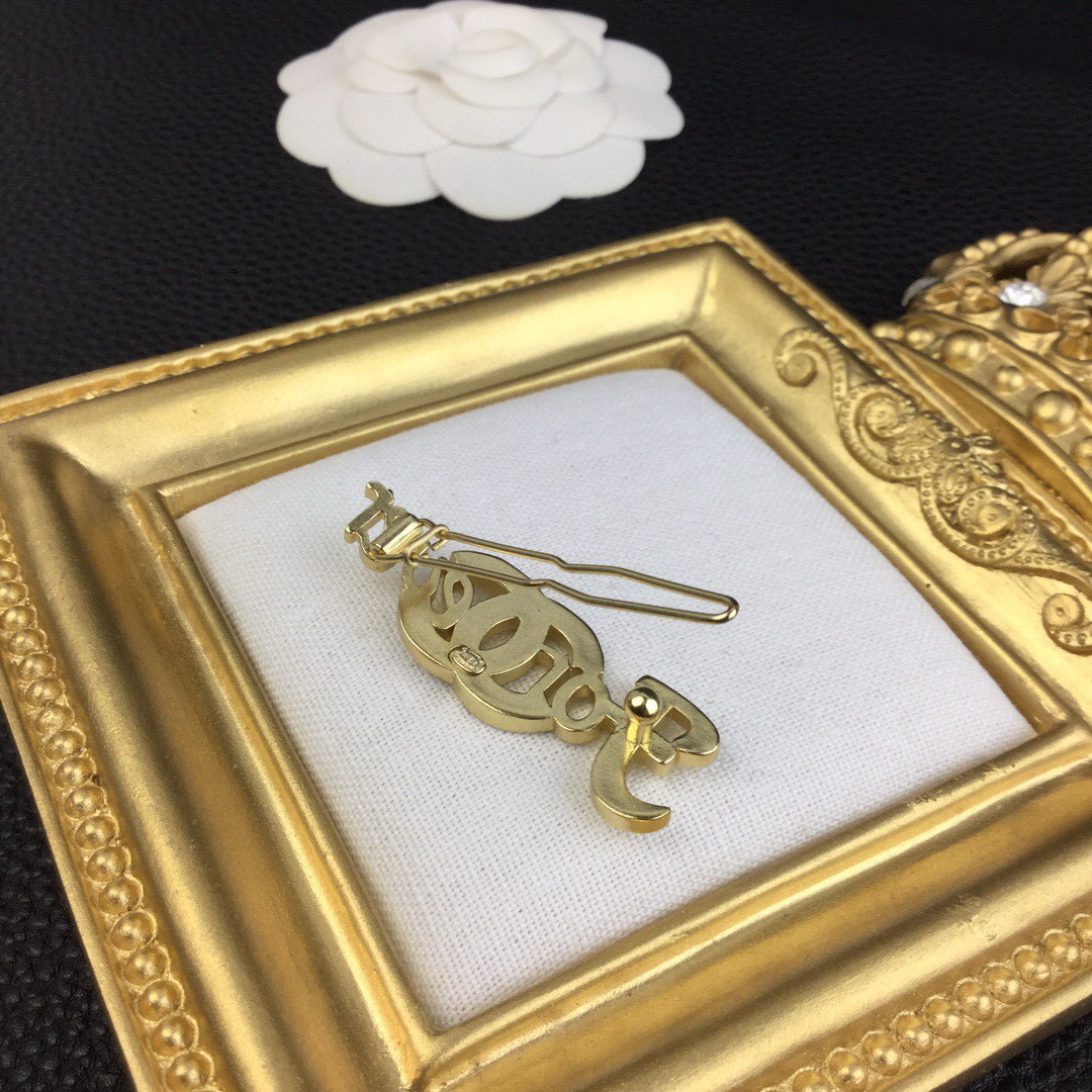 Chanel 小香发夹 CHANEL字母发夹这款闪亮金色调的金属胸针散发耀眼风范