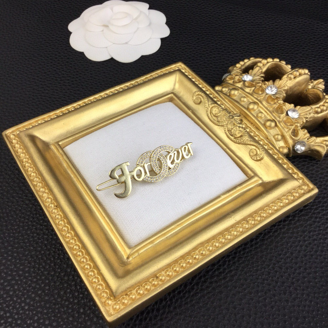 Chanel 小香发夹 CHANEL字母发夹这款闪亮金色调的金属胸针散发耀眼风范