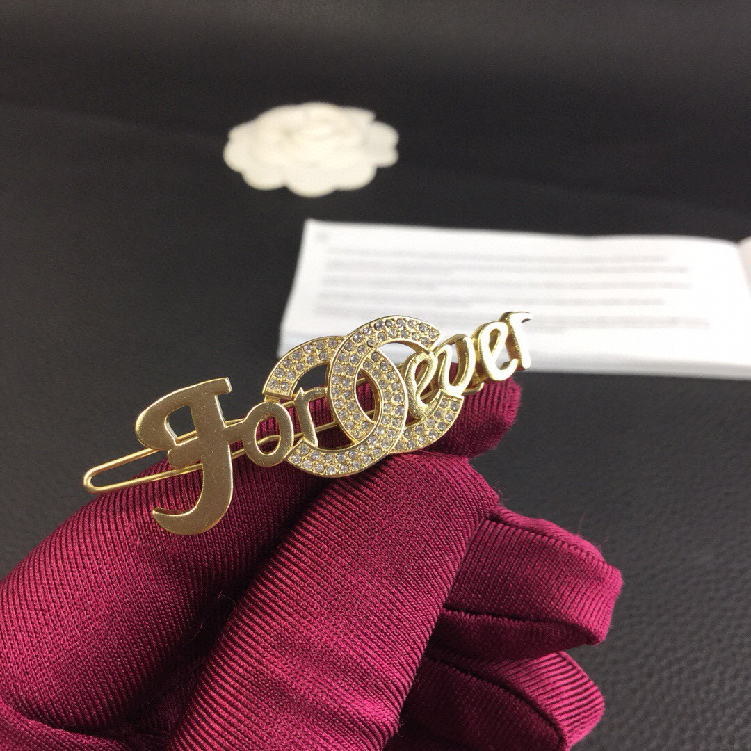 Chanel 小香发夹 CHANEL字母发夹这款闪亮金色调的金属胸针散发耀眼风范